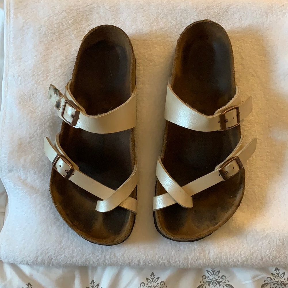 Pearl colored Birkenstock’s! Size 37!